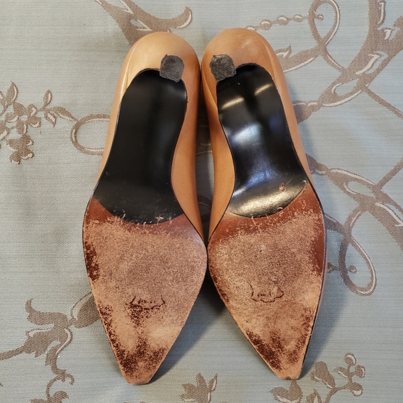 Stuart Weitzman Gold Pointed Toe Leather Heels - Picture 11 of 12